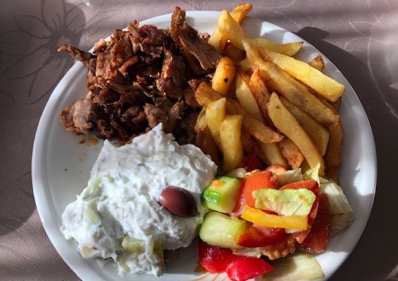 Gyros in Metaxa mit Pommes frites und Tzatziki – sempre-vita.com