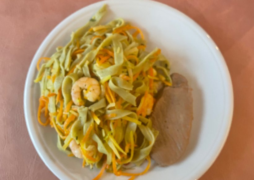 Minutensteaks auf Gemüse-Kräuternudeln mit Shrimps – sempre-vita.com