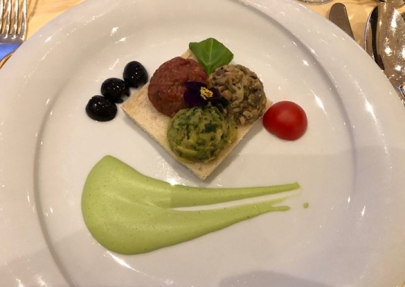 Rinder-, Zucchini- und Pilztartare auf Toast mit Sauerrahm ...